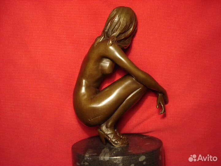 Обнаженная Девушка На корточках Эротика Франция