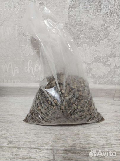 Клетка для грызунов с кормом и наполнителем