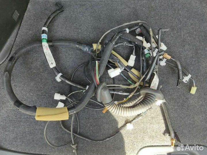 Детали на крышку багажника Nissan Serena 25 26