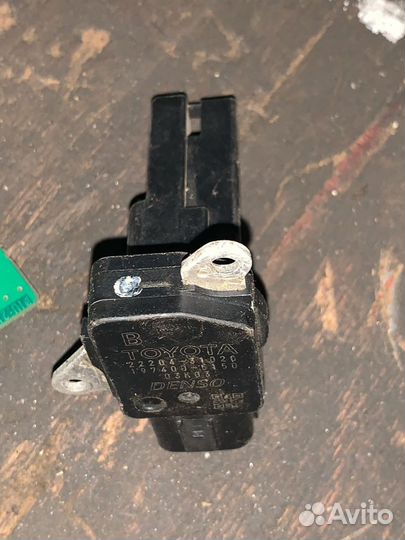 Датчик расхода воздуха Toyota Corolla e15