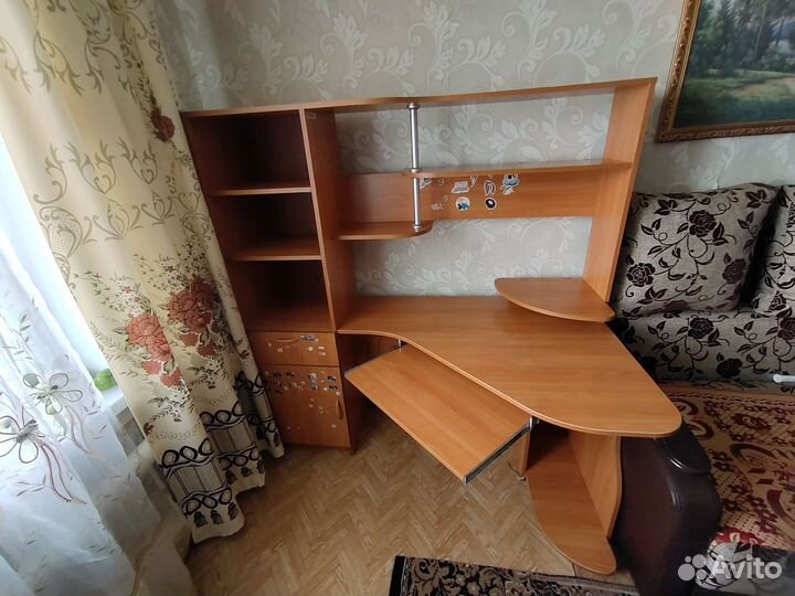 Компьютерный стол угловой с полками