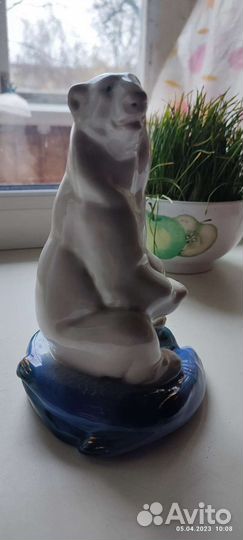 Белый медведь с рыбой. Гжель