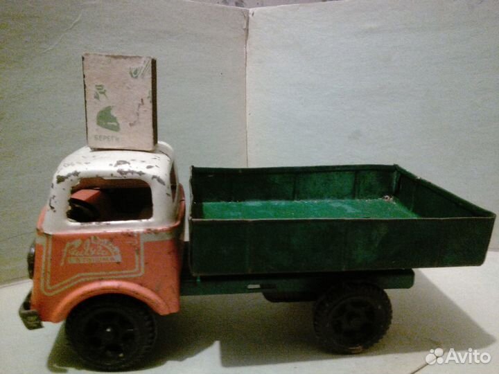 Игрушка.Танк жестяной.Инерционный. СССР