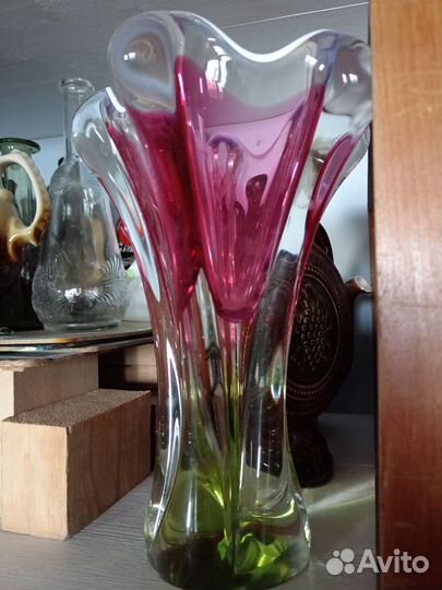 Вазы из цветного стекла чайники бутыли