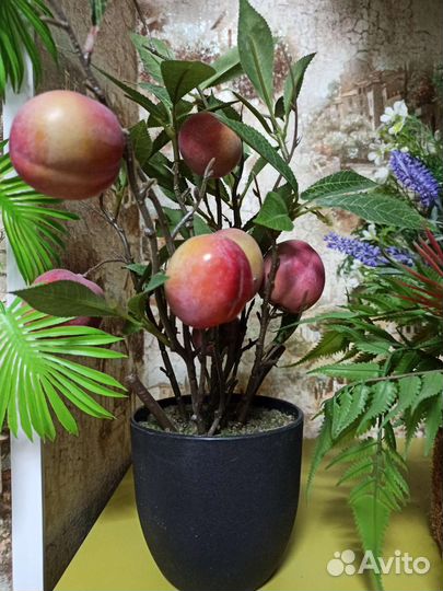 Искусственные цветы в горшках