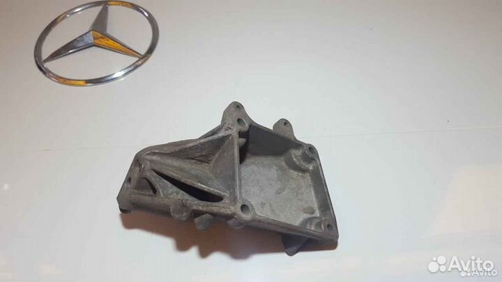 Кронштейн опоры двигателя правая Mercedes м278