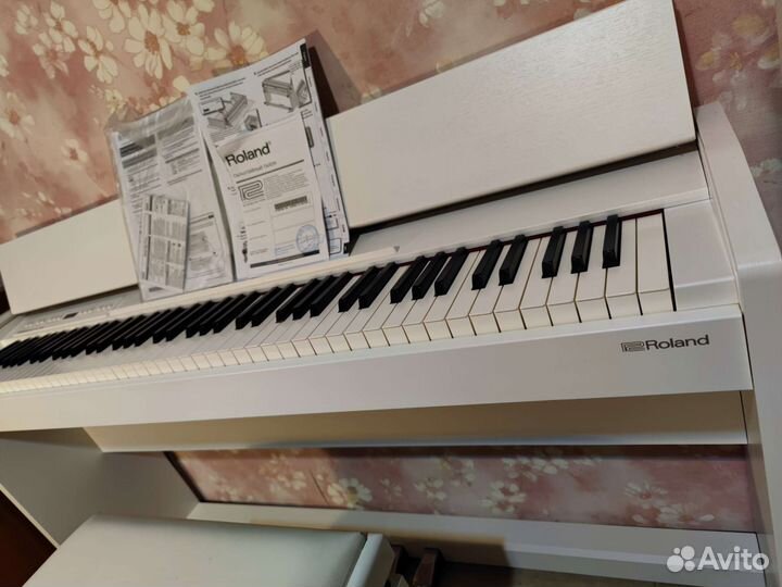 Цифровое пианино Roland F-140 WH (Япония)