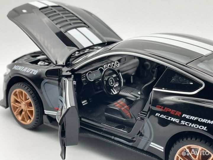 Модель автомобиля Ford Mustang Shelby GT метал