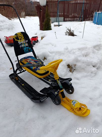 Детский снегокат с ручкой и колесами