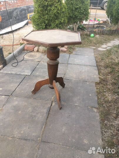 Старинный столик