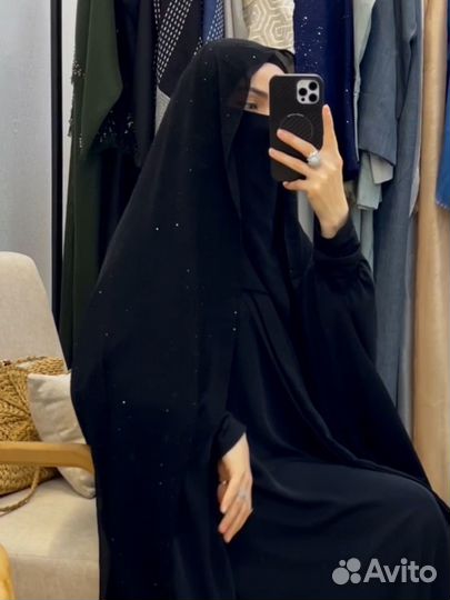 Шейла с россыпью камней