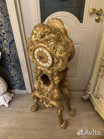 Часы напольные в золотом цвете