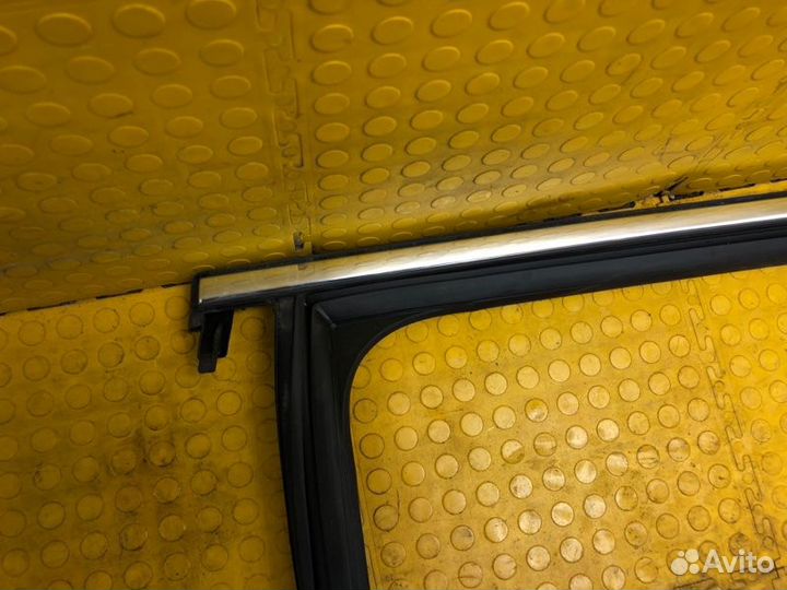 Уплотнитель опускного стекла задний левый Skoda