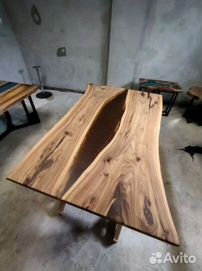 Стол река из массива и эпоксидной смолы