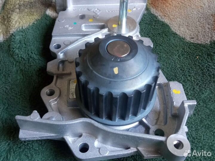 Насос водяной (помпа) Renault 210100981R