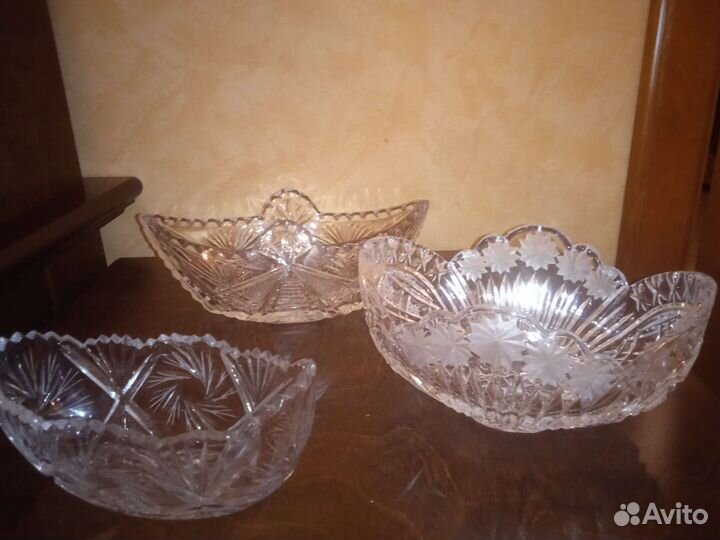 Хрустальная ваза и столовые приборы прошлого века