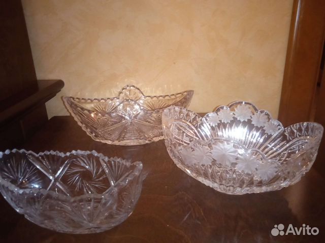 Хрустальная ваза и столовые приборы прошлого века