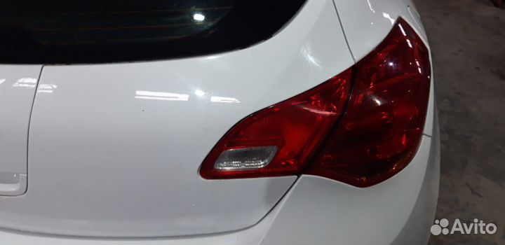 Фонарь крышки багажника внутренний. Опель астра J