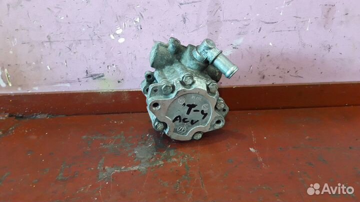 Насос гура Volkswagen Transporter T4 2.5TDI