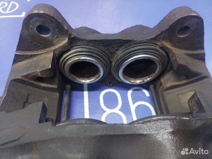 Суппорт передний левый Toyota Land Cruiser UZJ100