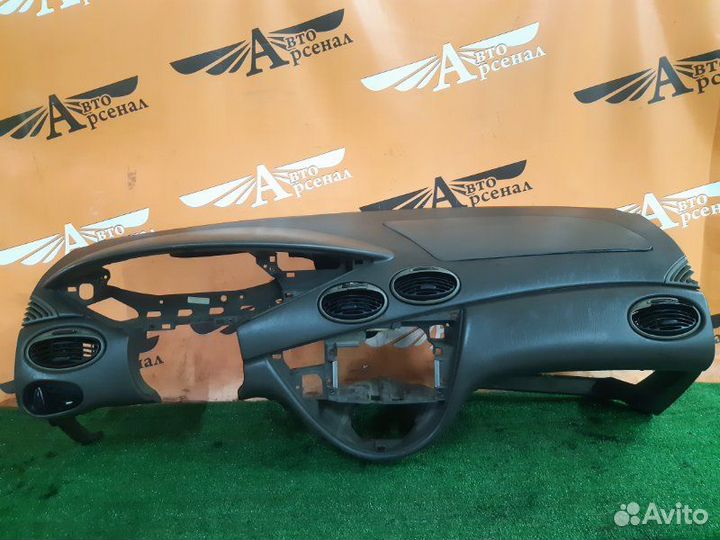 Торпедо Ford Focus Se седан 2.0 2001