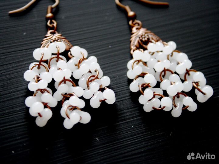 Новые Серьги медного цвета с белыми бусинами