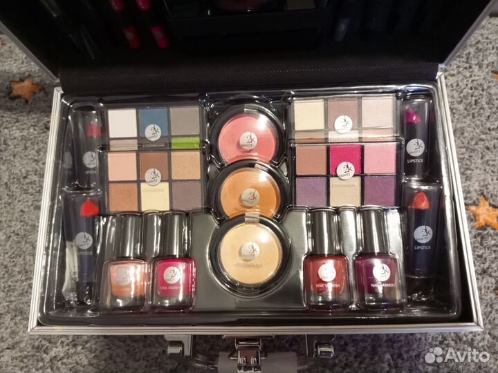 Набор женской косметики (в чемоданчике)