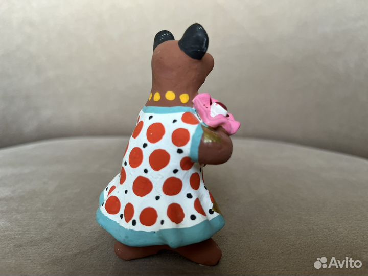 Дымковская глиняная игрушка «Медведица с цветком»