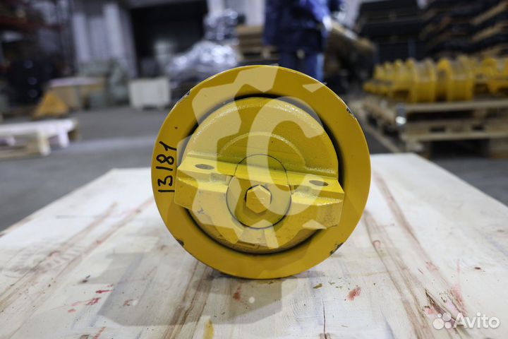 Каток опорный двубортный для Komatsu D65E-12