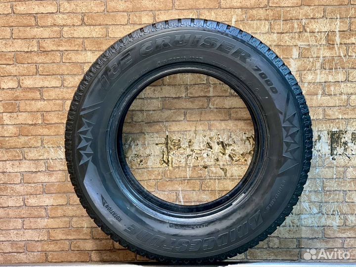 Bridgestone Ice Cruiser 7000 215/70 R16