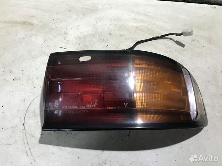 Фонарь наружный правый Toyota Camry 10