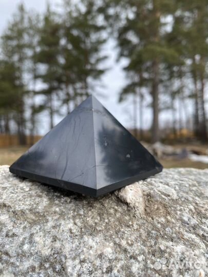 Пирамида из Карельского шунгита полированная