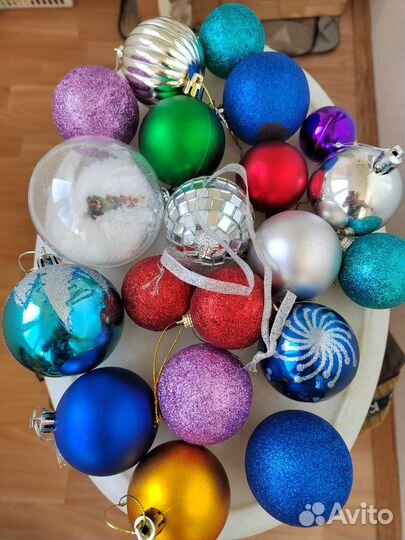 Новогодние шары и гирлянда и елка