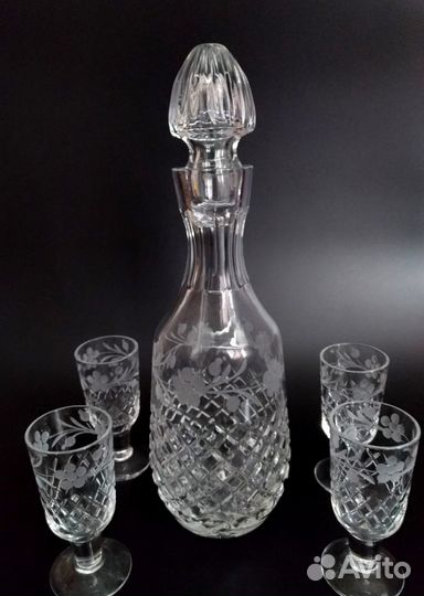 Хрустальный графин с рюмками