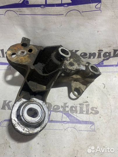 Кронштейн опоры двигателя правый Audi A4 B5 седан