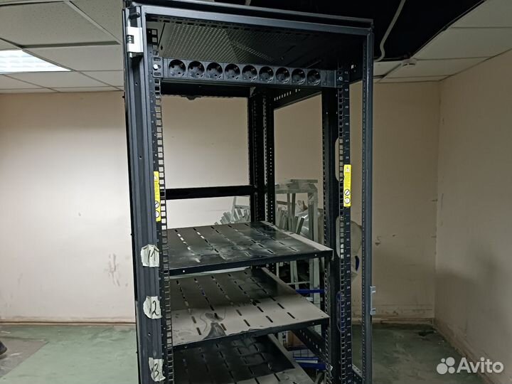Серверная стойка с полками, на колесах