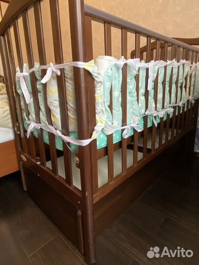 Детская кроватка с продольным маятником
