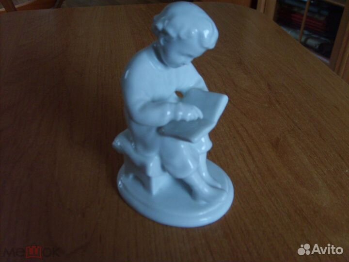Статуэтка маленький ленин С книжкой