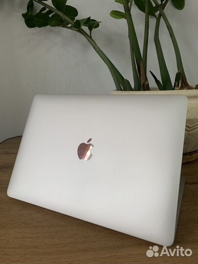 MacBook Pro 13 2017 i5 8gb 256gb практичный