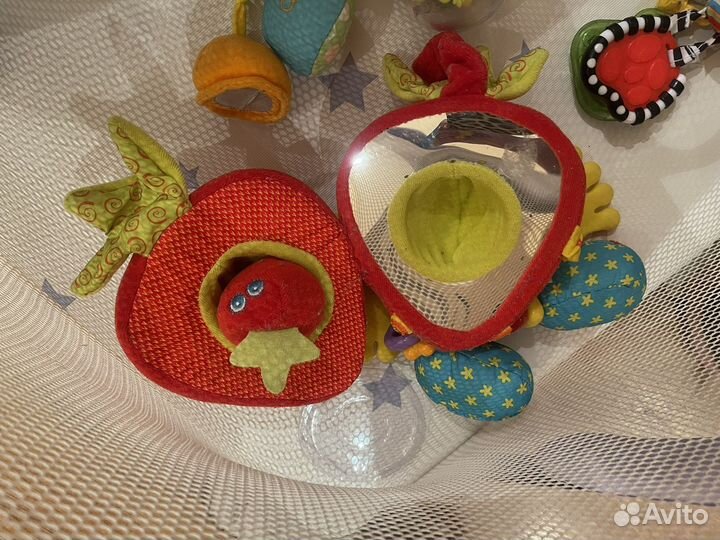 Навесные игрушки на коляску и кроватку