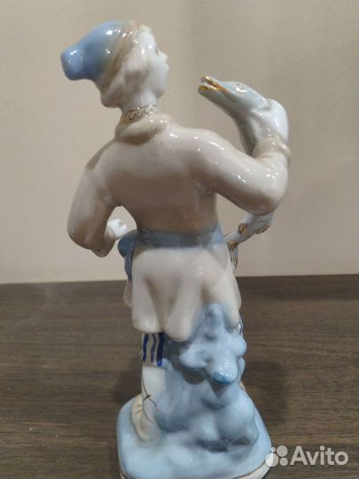 Фарфоровая статуэтка «Емеля со щукой»