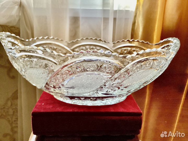 Хрустальные вазы-ладьи и ваза для цветов