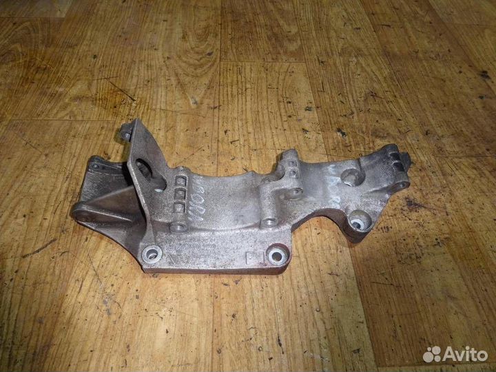 Кронштейн генератора Volkswagen Bora A4 1998-2005