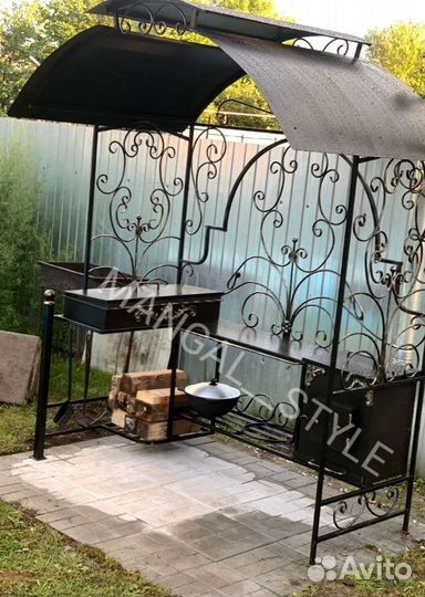 Мангал с крышей