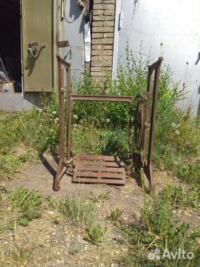 Станина старинной машинки