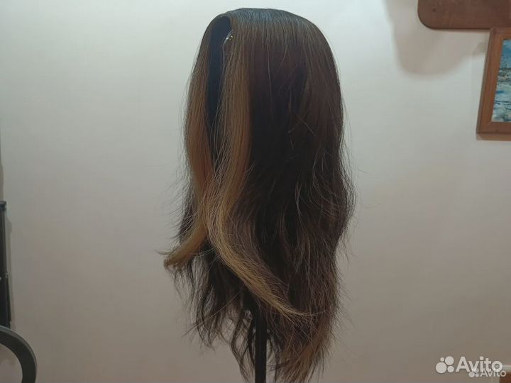 Парик из синтетических волос с светлыми прядями