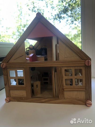 Деревянный дом с куклами