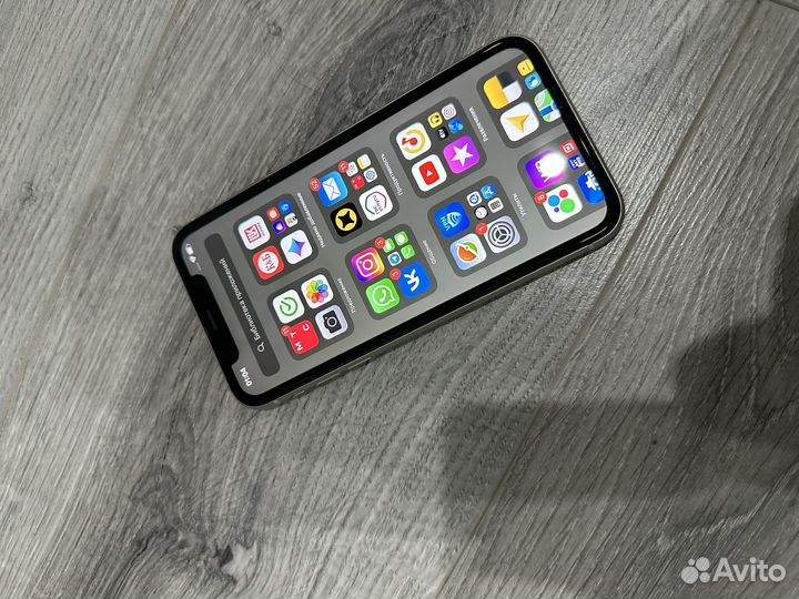 Телефон iPhone 11