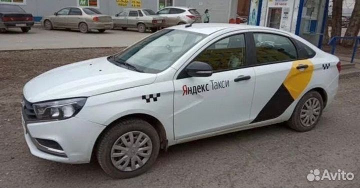 Водитель Яндекс Такси на своем автомобиле