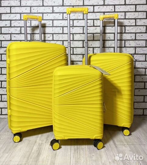 Чемодан на колёсах ударопрочный из полипропилена